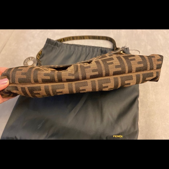 Almost like new Fendi small shoulder bag - Picture 4 of 4